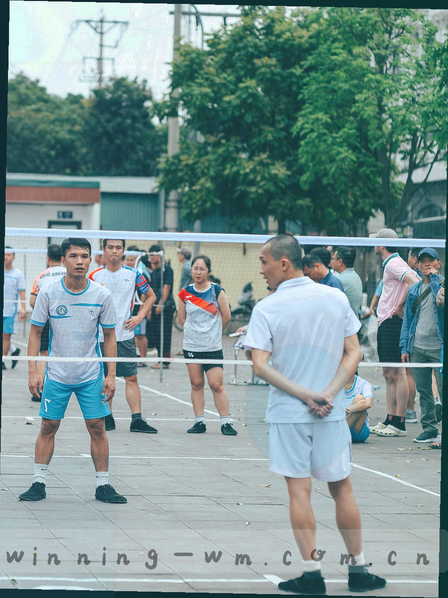 手机上的逐轮复盘界面，等宽数字突出显示比分与效率值