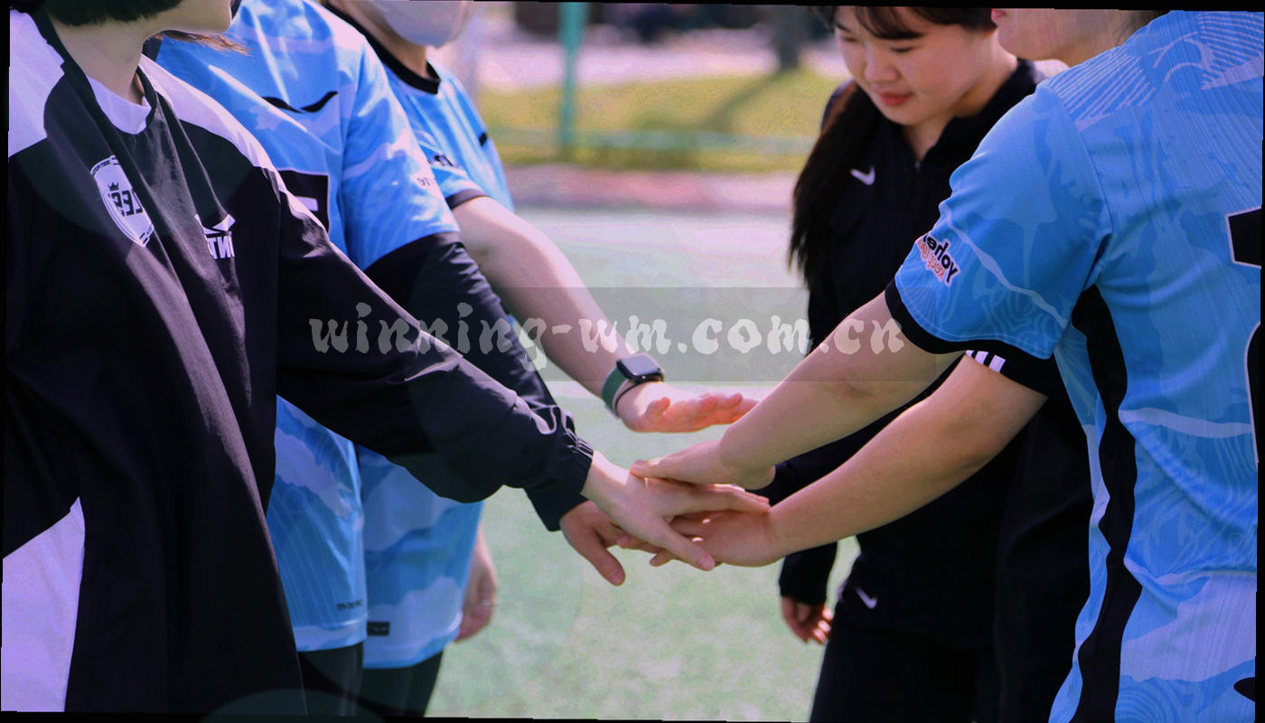 深墨绿抽象数据纹理，荧光青线条在暗色底上交错延展，无具体人物